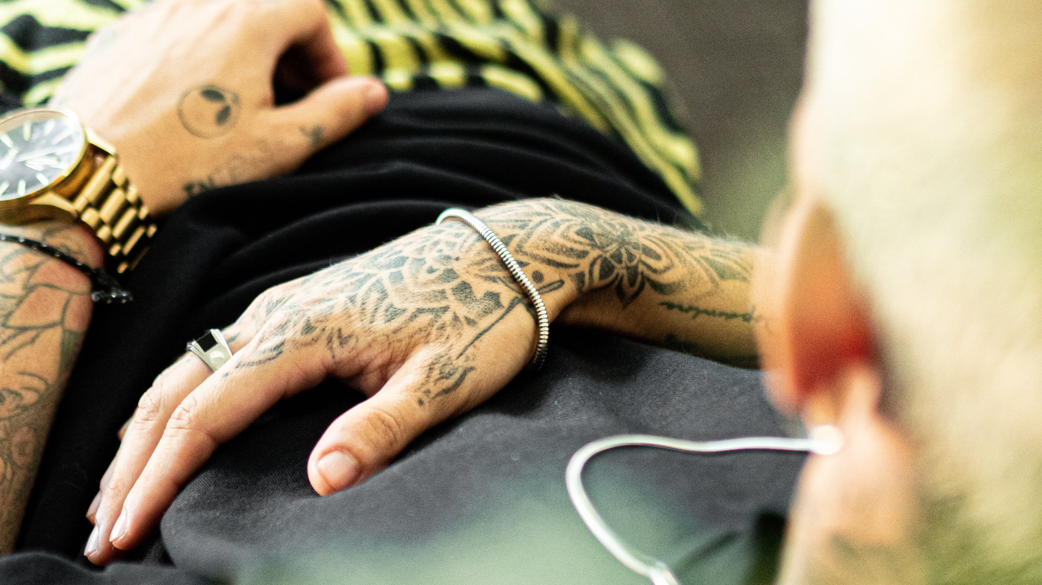 Las joyas de acero inoxidable para hombres: estilo y versatilidad en la moda urbana