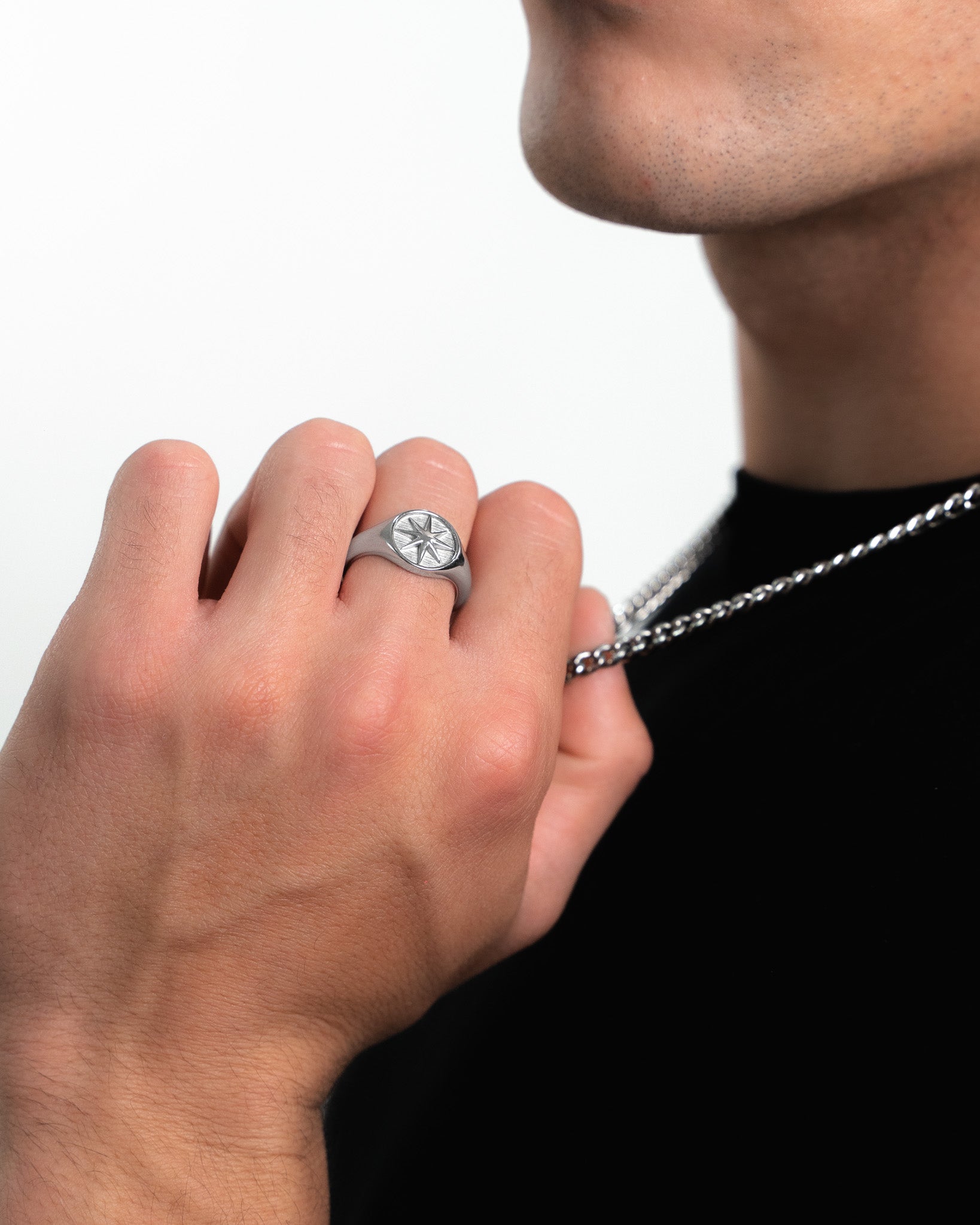 Primer plano del anillo plateado Star mostrando cara redonda con patrón de estrella