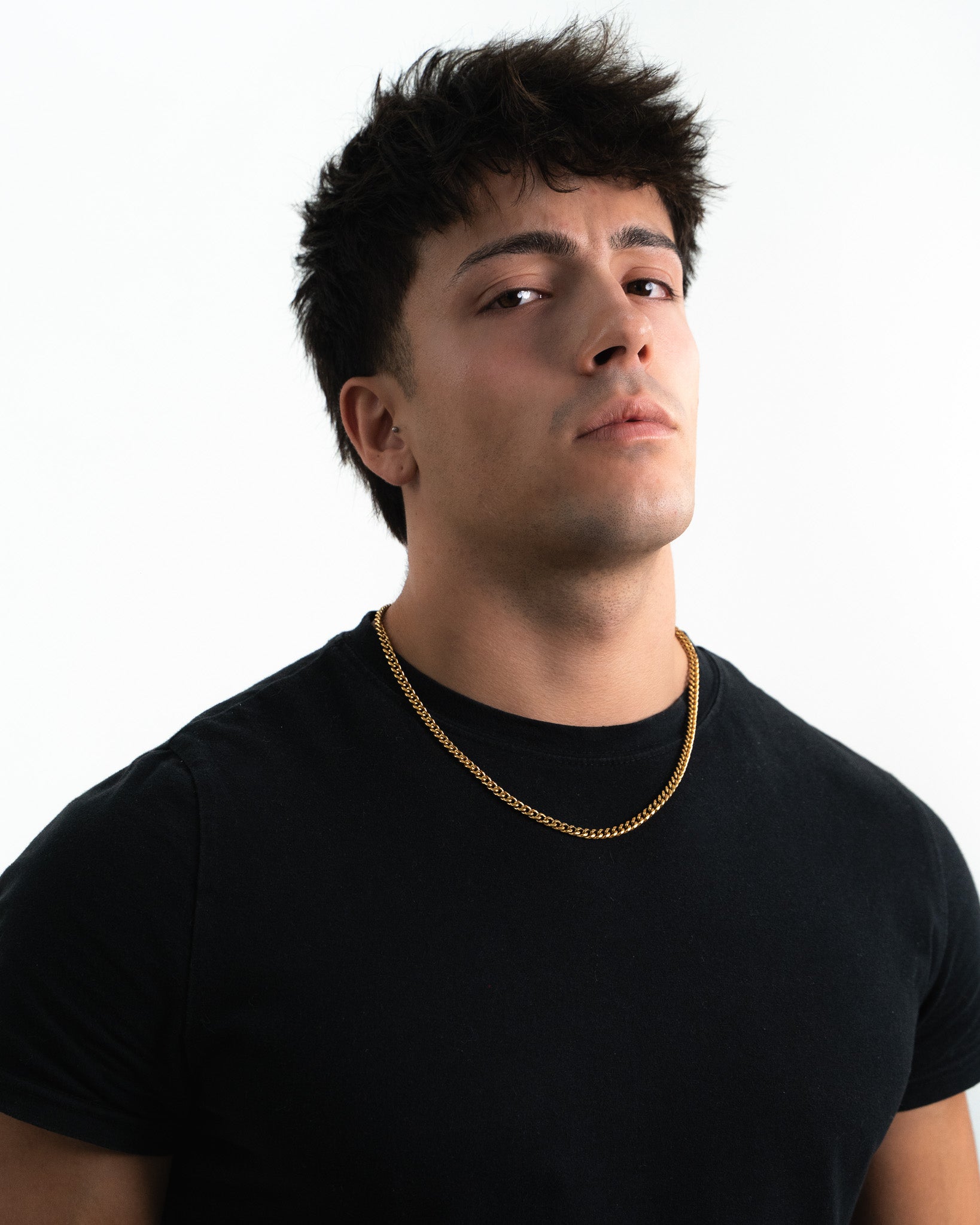 Man wearing a 5mm Cuban gold chain around his neck