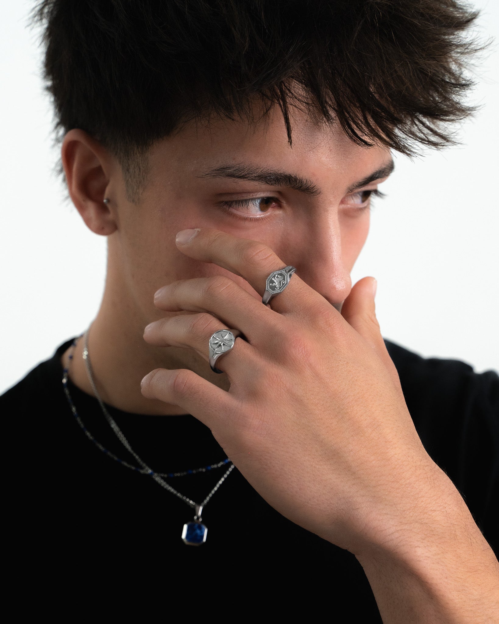 Primer plano de un hombre con STAR SILVER RING con llamativo motivo de estrella en el dedo
