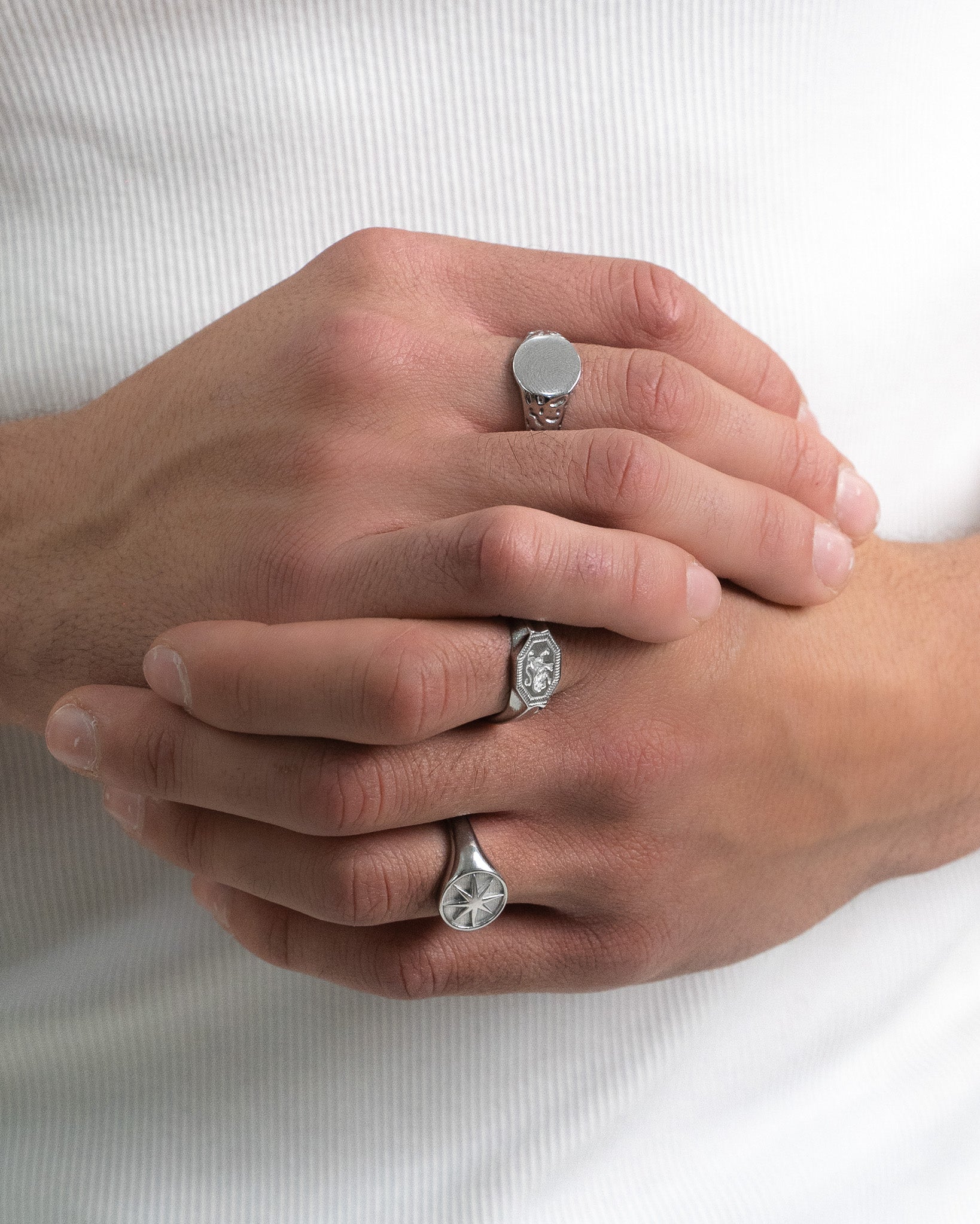 Vista lateral del STAR SILVER RING con parte superior hexagonal y detalle grabado.