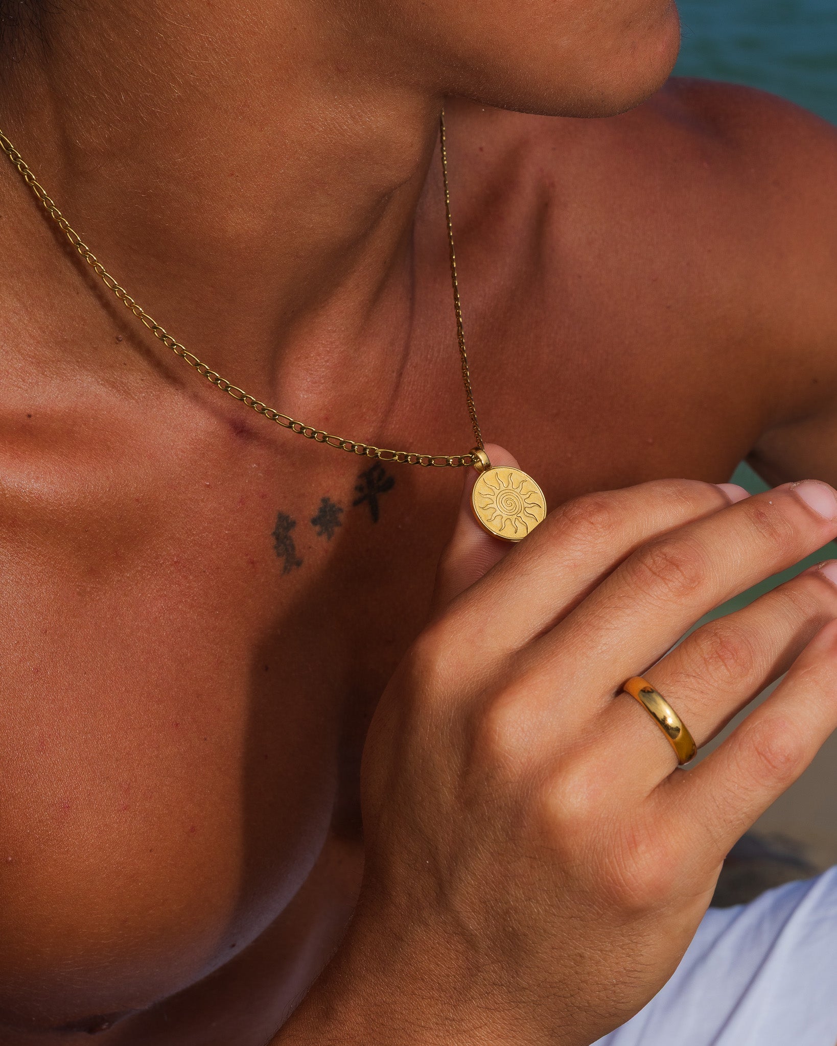 Anillo de oro liso llevado como pulsera en la muñeca, sobre la piel desnuda