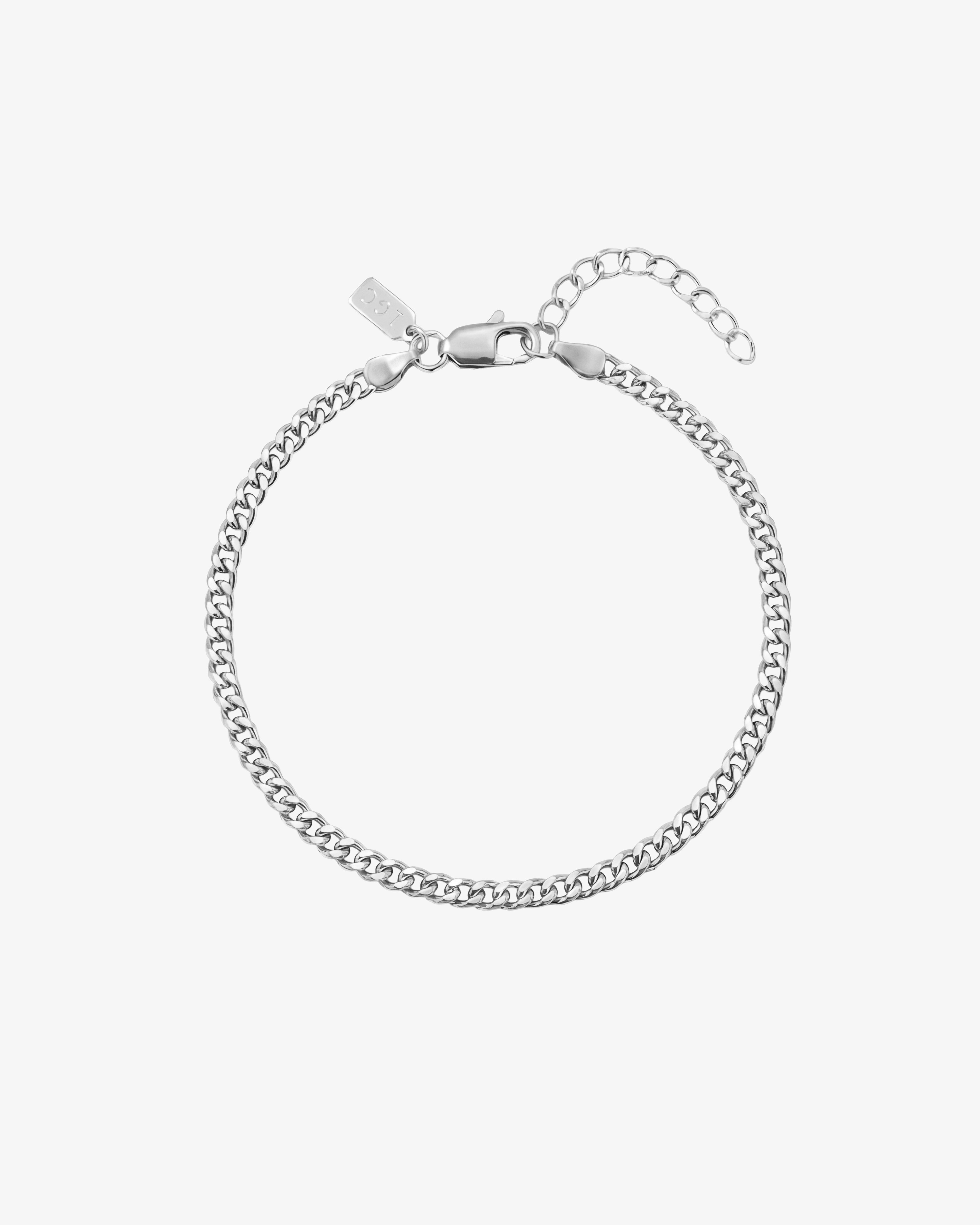Primer plano de la pulsera KUBU de plata con cierre de mosquetón y cadena extensora sobre fondo blanco