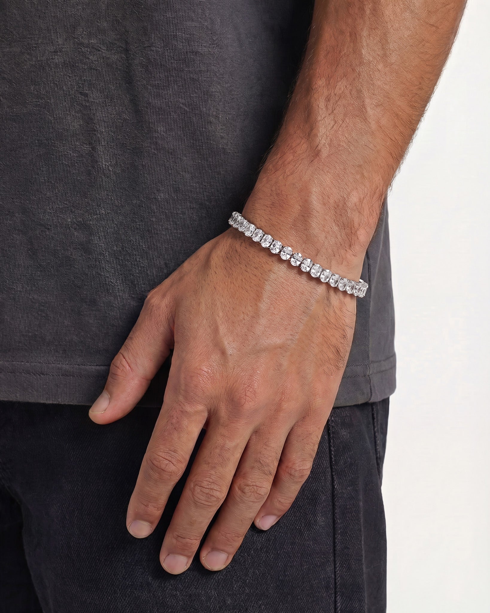 Pulsera tennis de circonitas mostrada en la muñeca de un hombre