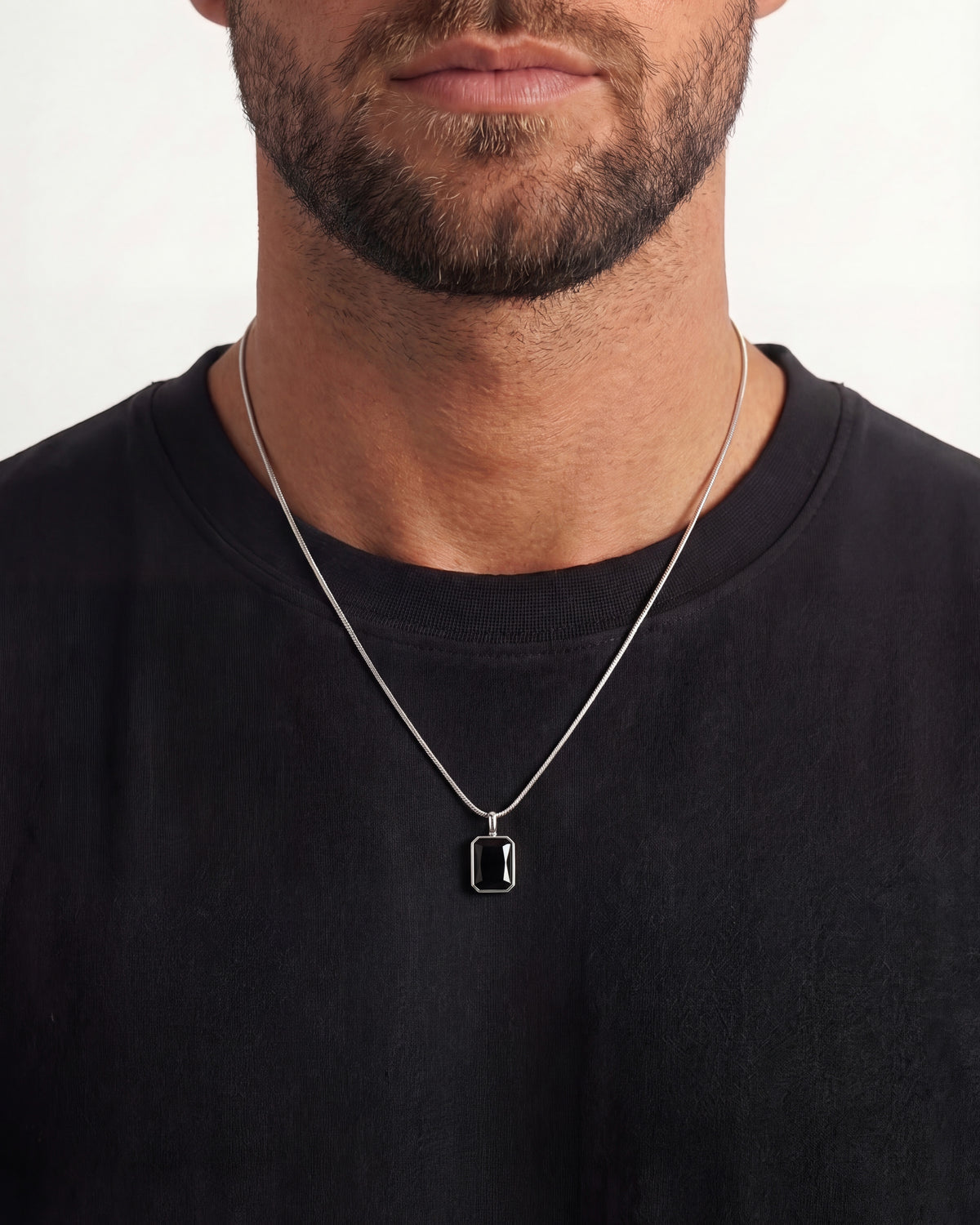 Collar plateado Solstice con pequeño colgante cuadrado sobre camiseta negra