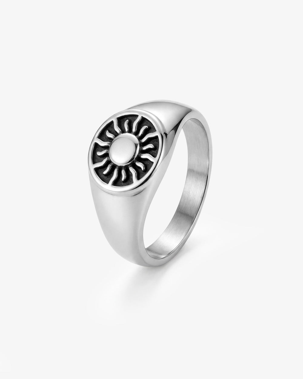 Anillo plateado Helio con motivo de sol y piedra negra central