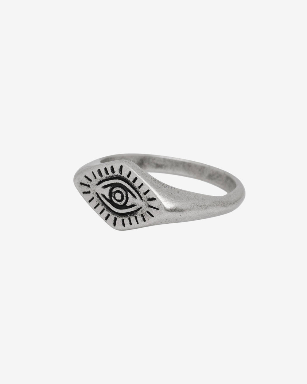 Primer plano del anillo plateado ORUS con símbolo de ojo antiguo en banda redondeada.