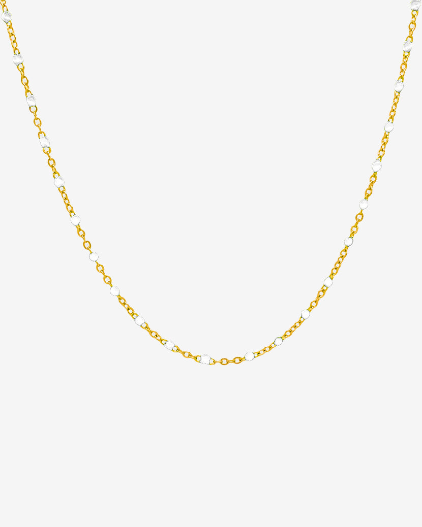 Collar dorado GEM GOLD CHAIN con cuentas blancas sobre fondo blanco limpio