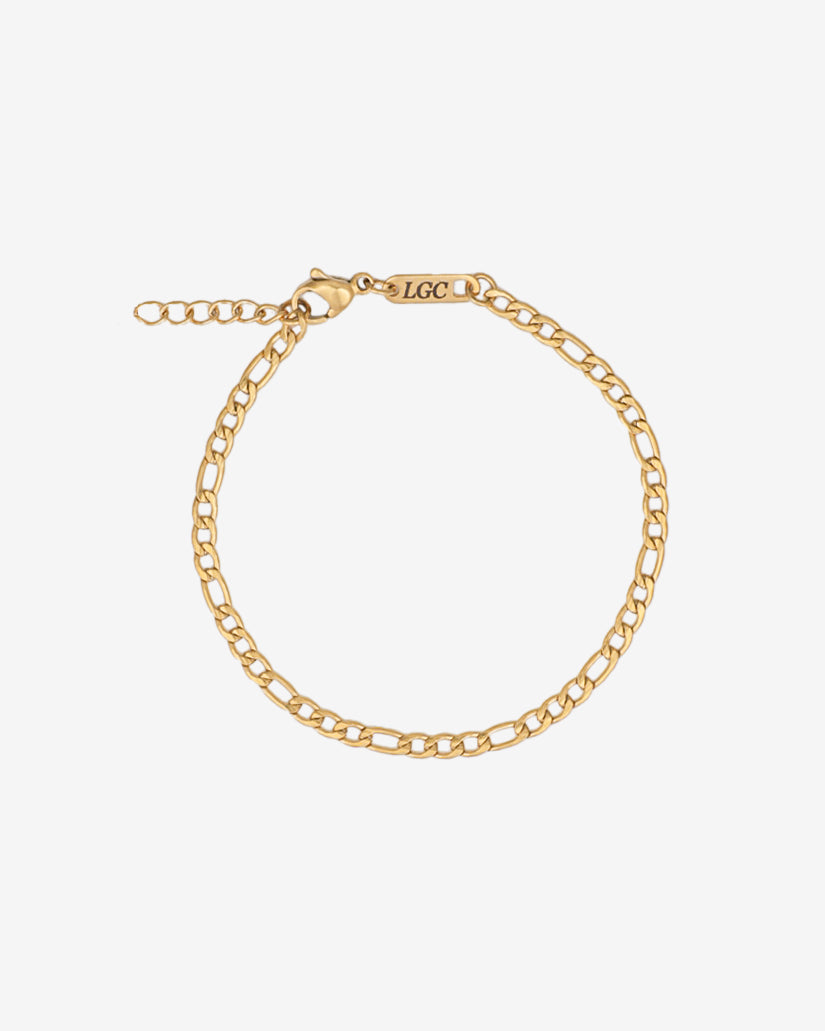 Delicada pulsera dorada Amalfi con cadena de 3 mm, largo de 17 cm más 3 cm ajustables, sobre fondo blanco
