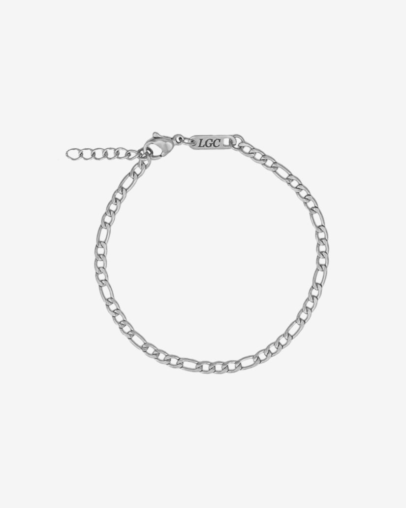 Pulsera plateada Amalfi con diseño clásico de eslabones sobre fondo blanco