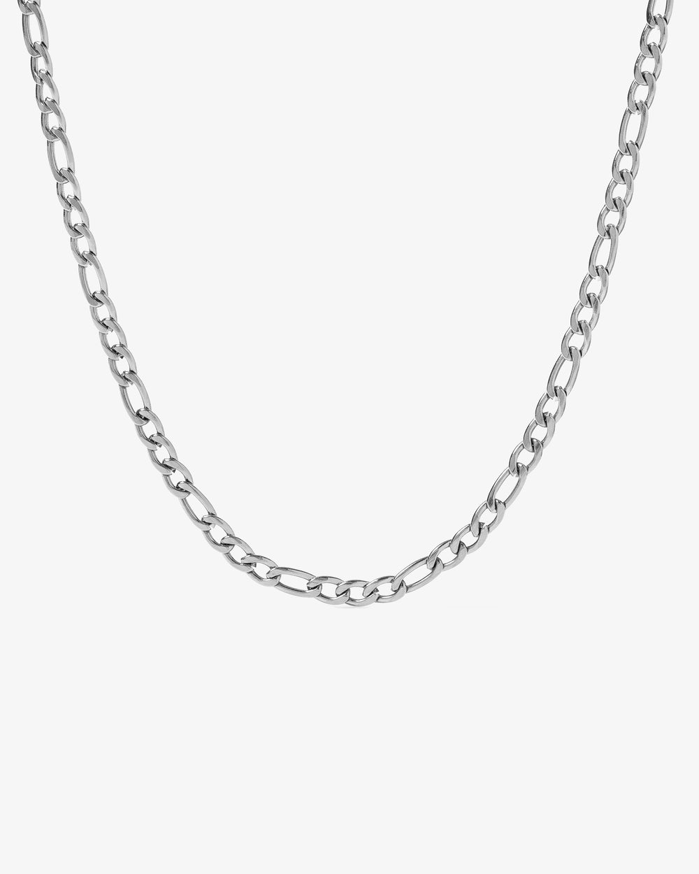 Collar de cadena plateada Amalfi con grandes eslabones ovalados sobre fondo claro