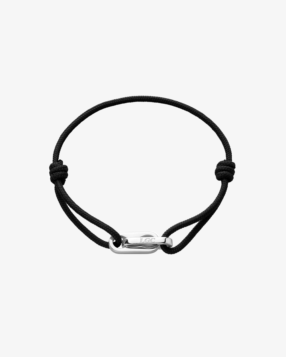 Vista parcial de una pulsera de cordón trenzado negro con cierre plateado sobre fondo claro