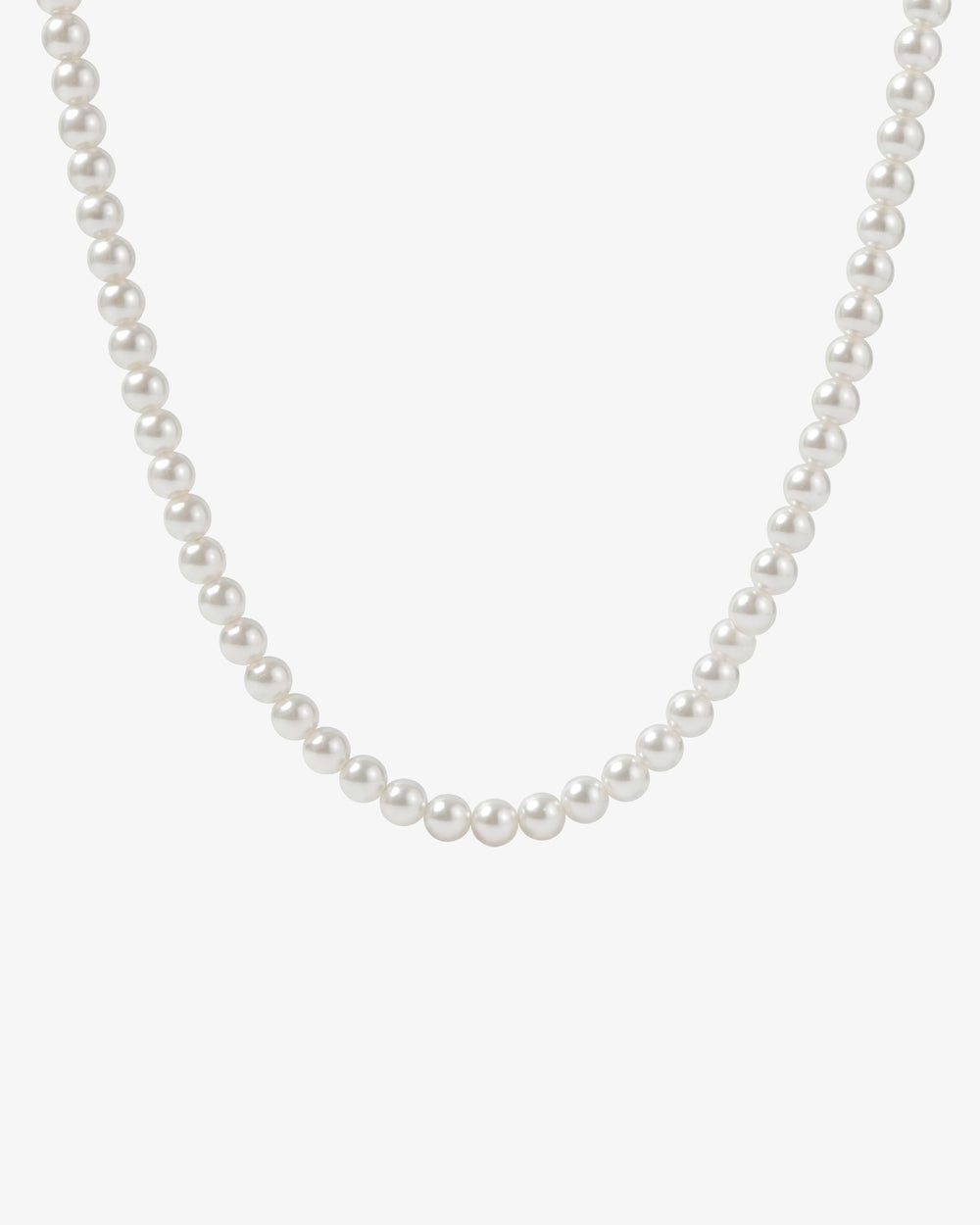 Collar Bellagio Pearl Chain con perlas blancas de nácar de 5 mm sobre fondo blanco