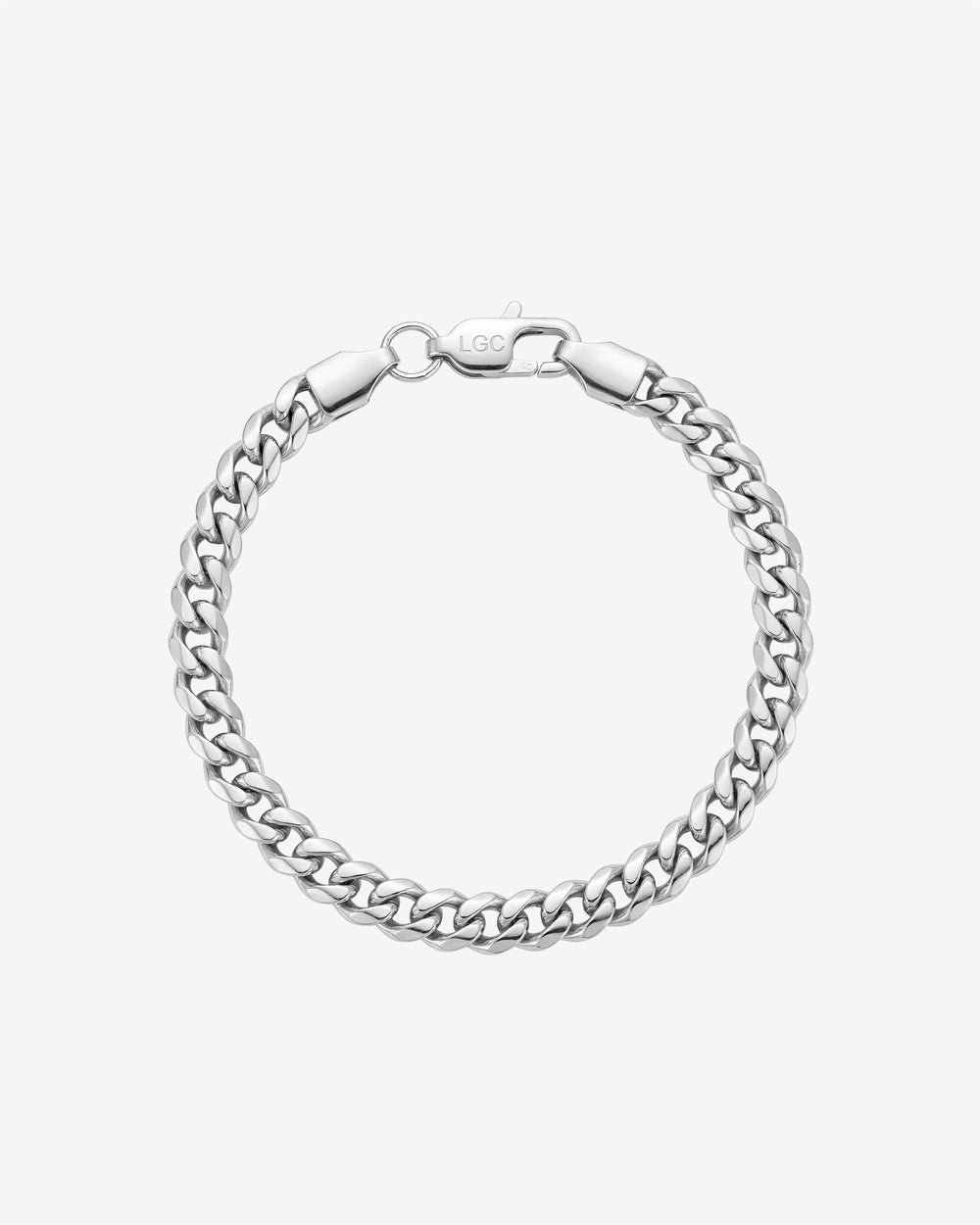 Primer plano de la pulsera cubana plateada con cierre de mosquetón mostrando grabado LGC