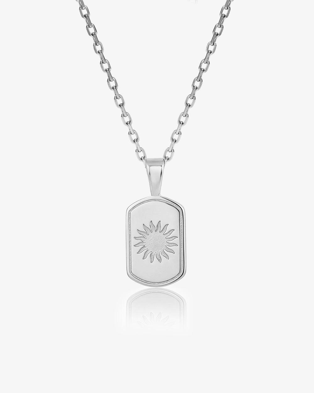 Collar plateado DAYSTAR con colgante rectangular de sol sobre fondo blanco