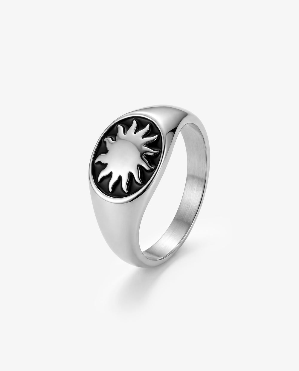 Anillo plateado Daystar con motivo de sol en esmalte negro sobre banda plateada lisa.