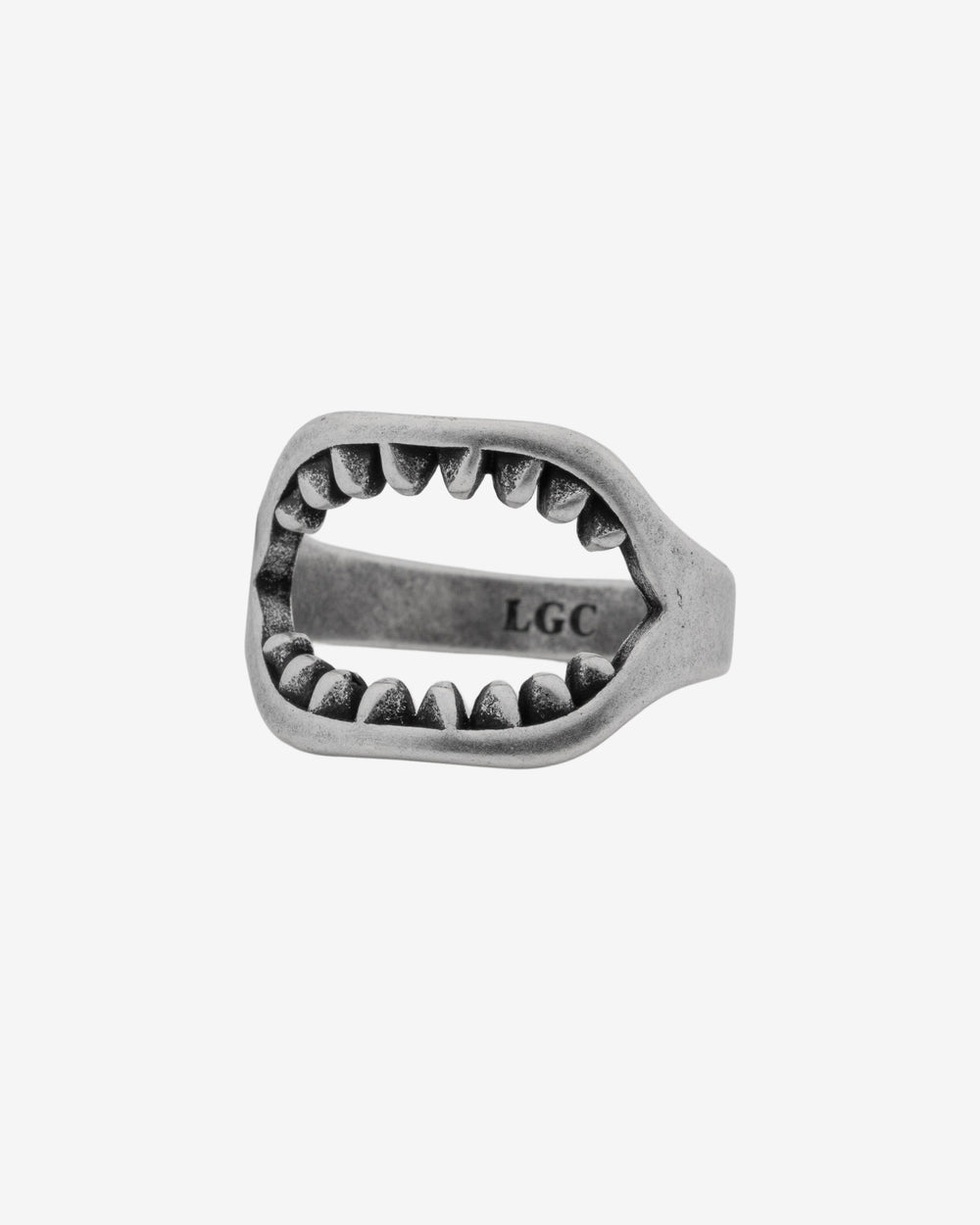 Anillo con diseño de mandíbula de tiburón en plata cepillada en un dedo