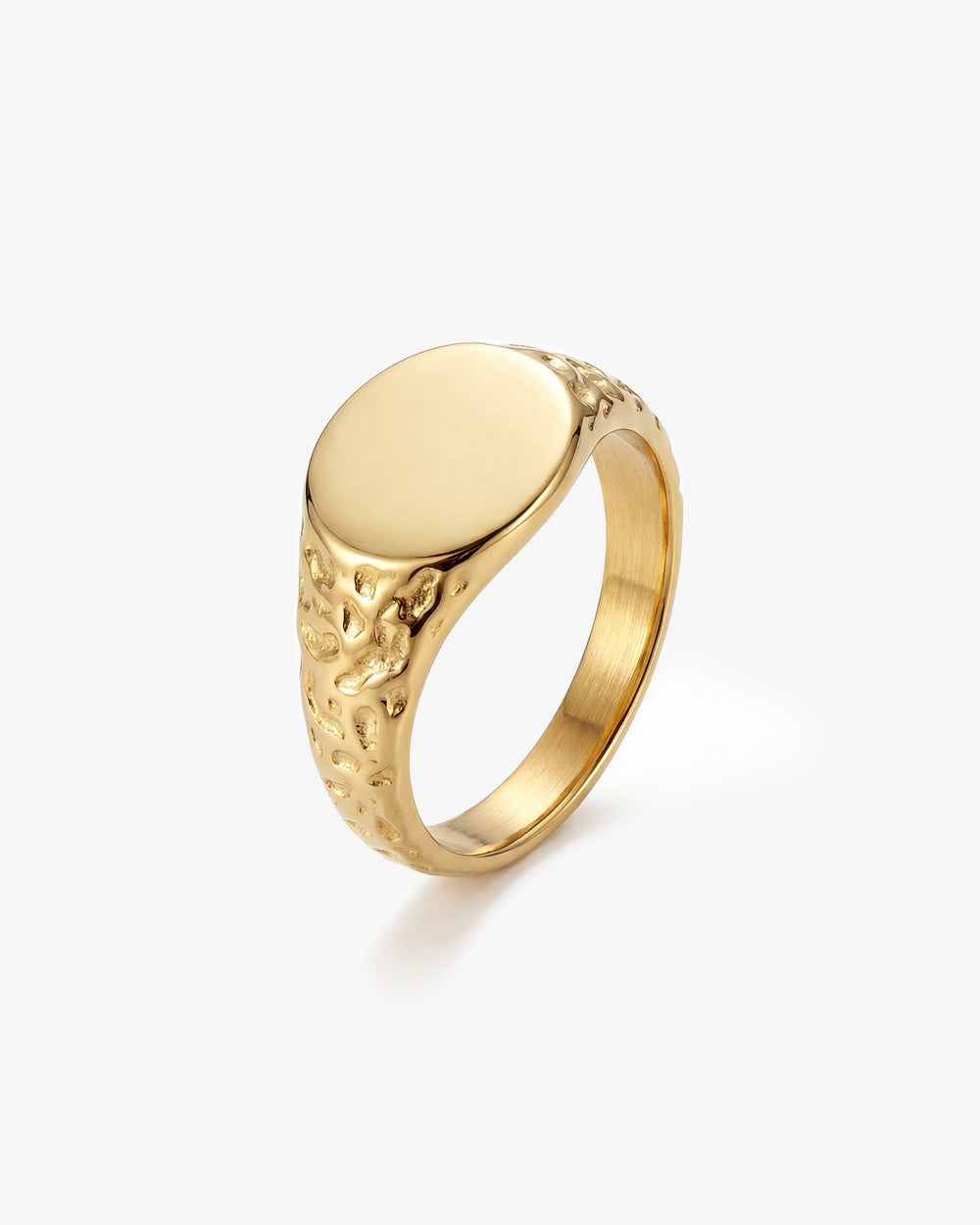 Anillo dorado Eden con parte superior dorada lisa y banda texturizada martillada sostenido por una mano