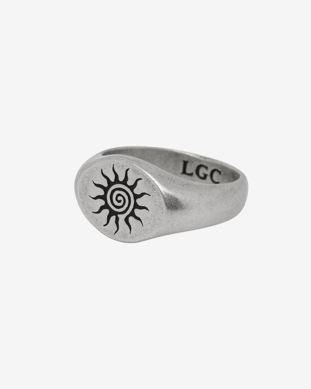 Anillo plateado ENERGY con grabado de espiral de sol en banda plateada cepillada sobre fondo blanco