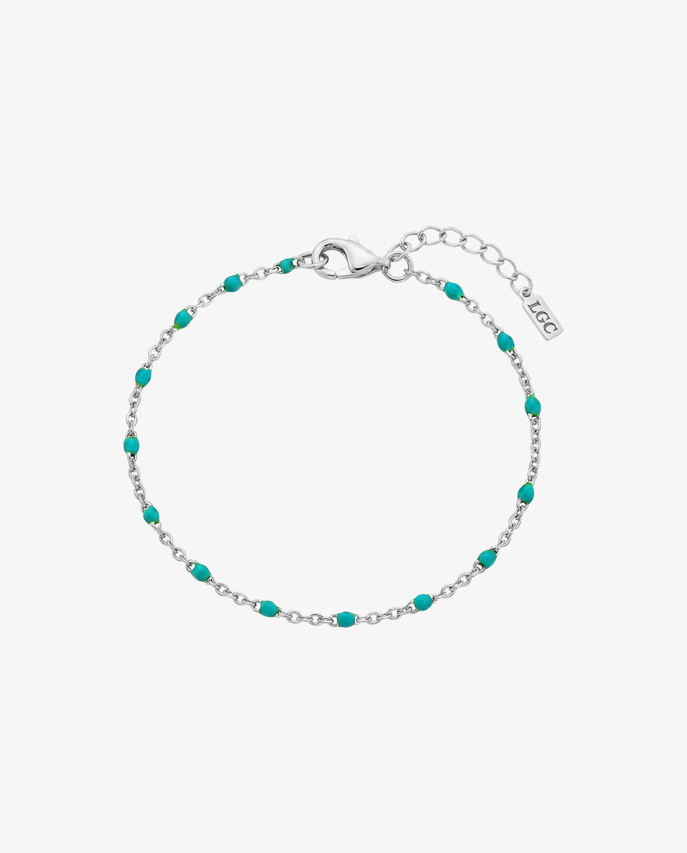 Pulsera plateada con cuentas turquesa y cierre de mosquetón en una muñeca