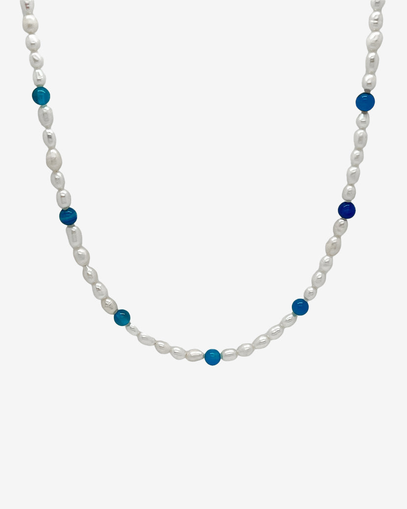 Collar GILI Pearl Silver Chain con perlas blancas de agua dulce y cuentas azules, largo 45 cm.