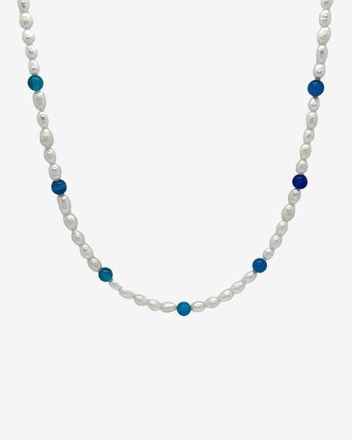 Collar GILI Pearl Silver Chain con perlas blancas de agua dulce y cuentas azules, largo 45 cm.
