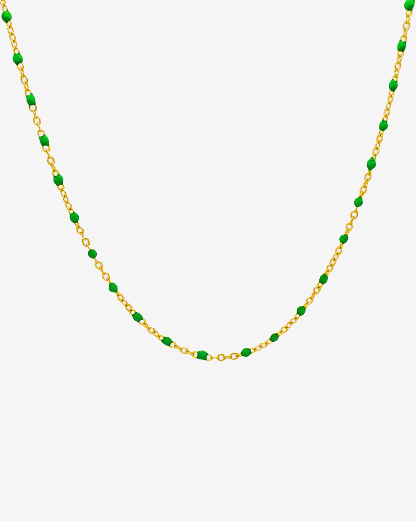 Collar de cadena dorada de 50 cm con cuentas verdes espaciadas uniformemente sobre fondo blanco.