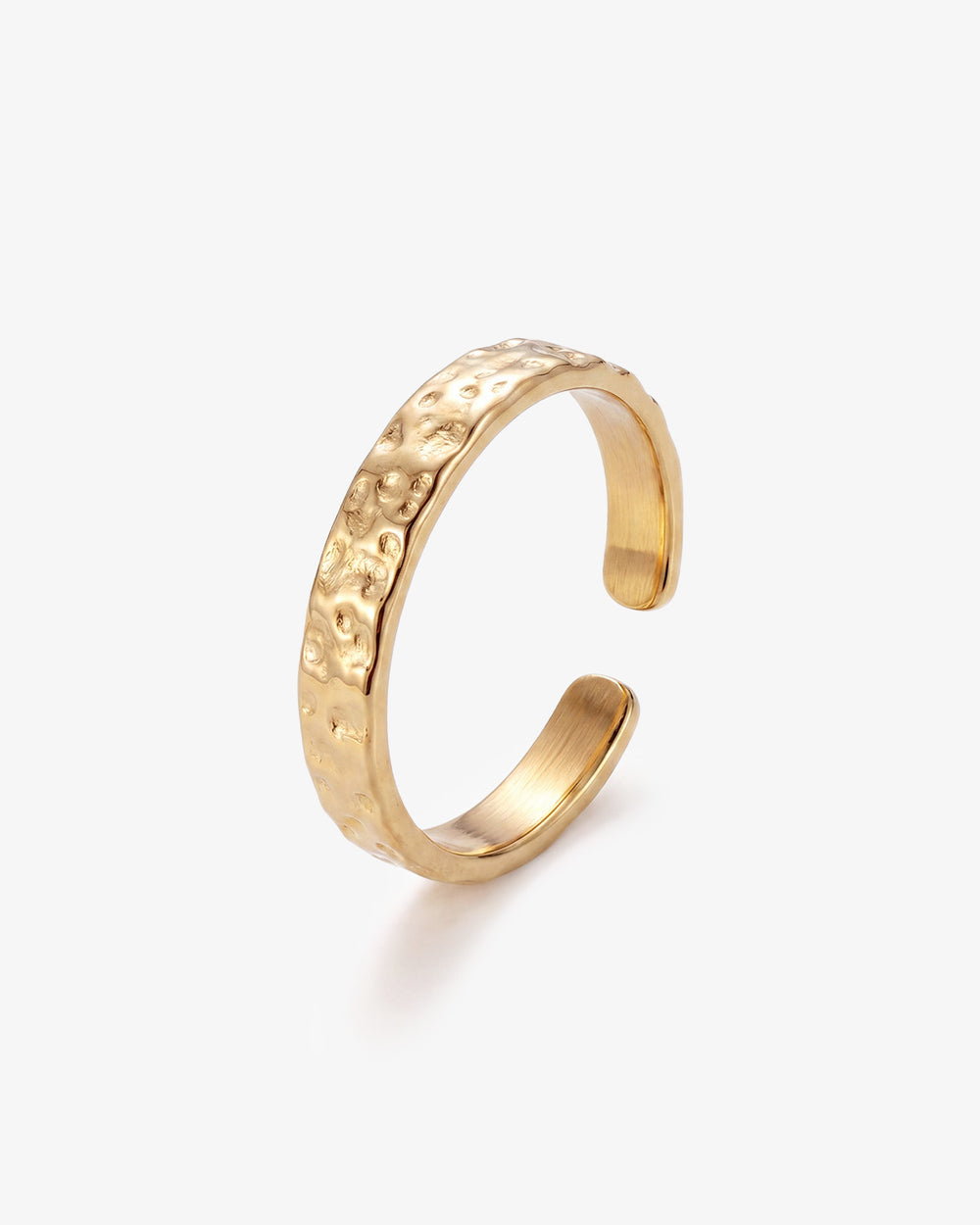 Anillo dorado abierto martillado con superficie texturizada