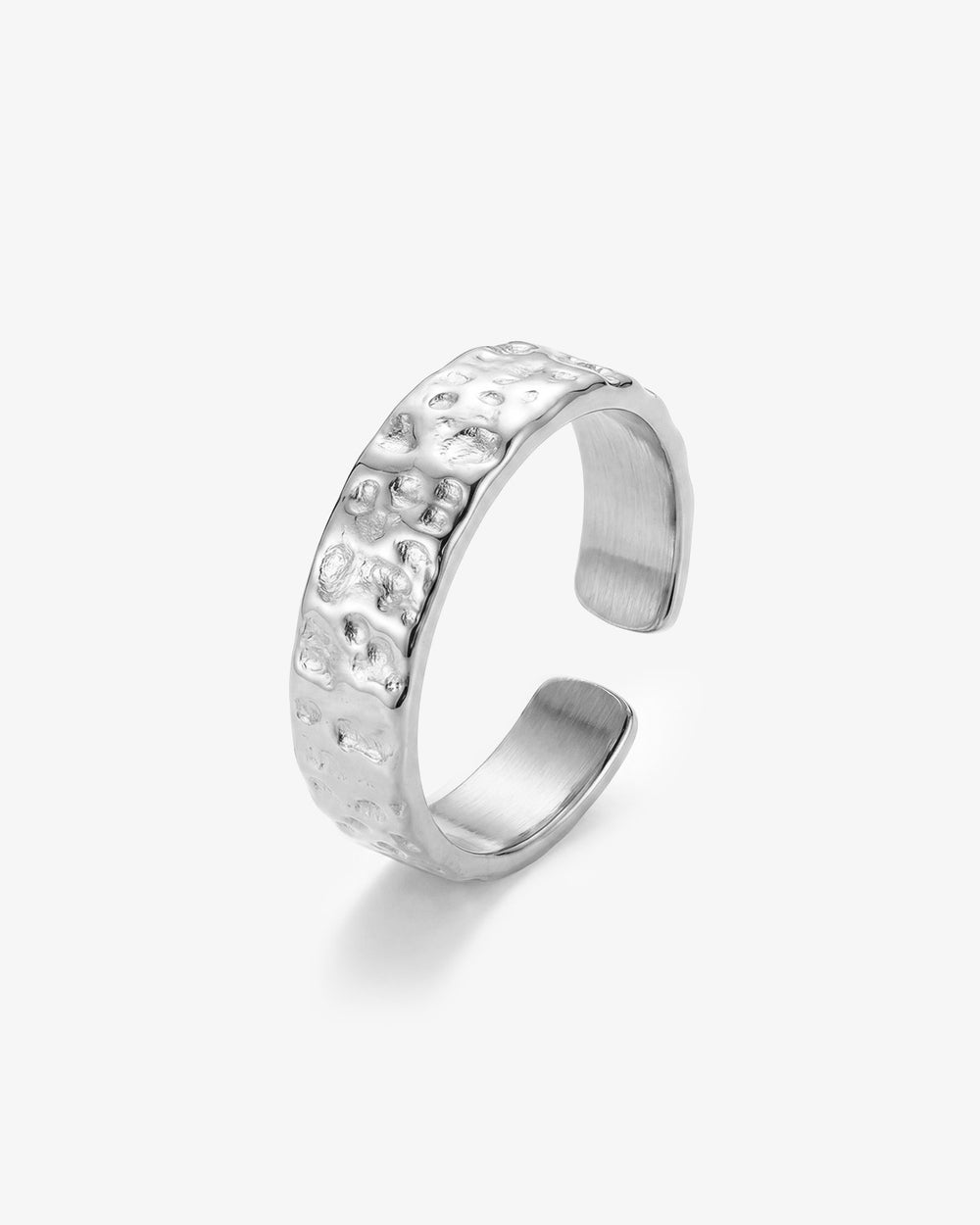 Anillo plateado martillado de 6 mm de ancho con superficie irregular texturizada