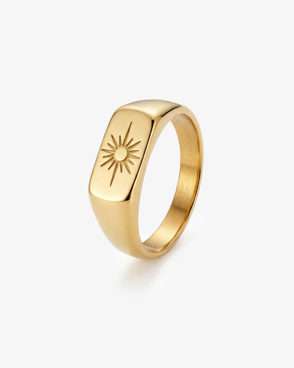 Anillo dorado Horizon en un dedo con diseño de sol en la cara del anillo