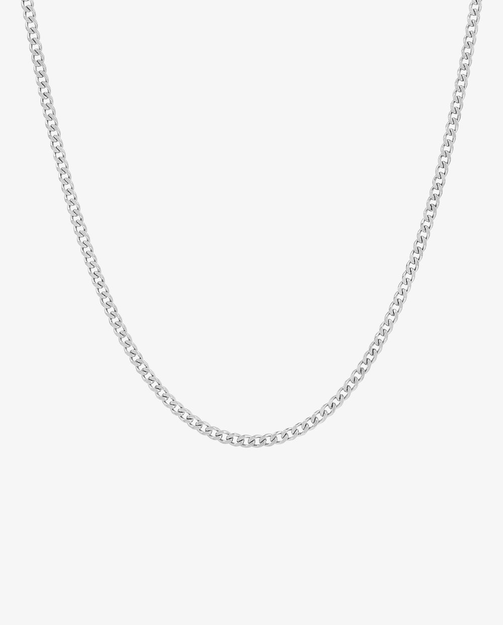 Collar KUBU Silver Chain de eslabón cubano minimalista de 3 mm sobre fondo blanco