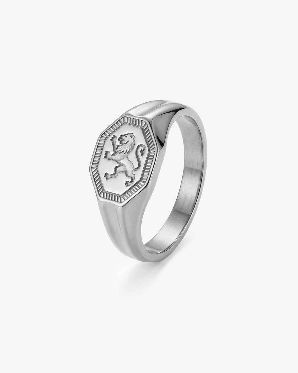 Anillo plateado Legacy en primer plano en el dedo con escudo en forma de blasón con emblema de león