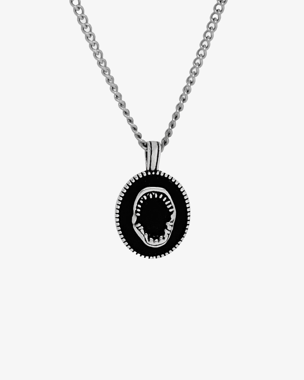 Collar plateado Lombok con colgante de mandíbula de tiburón con centro negro en cadena
