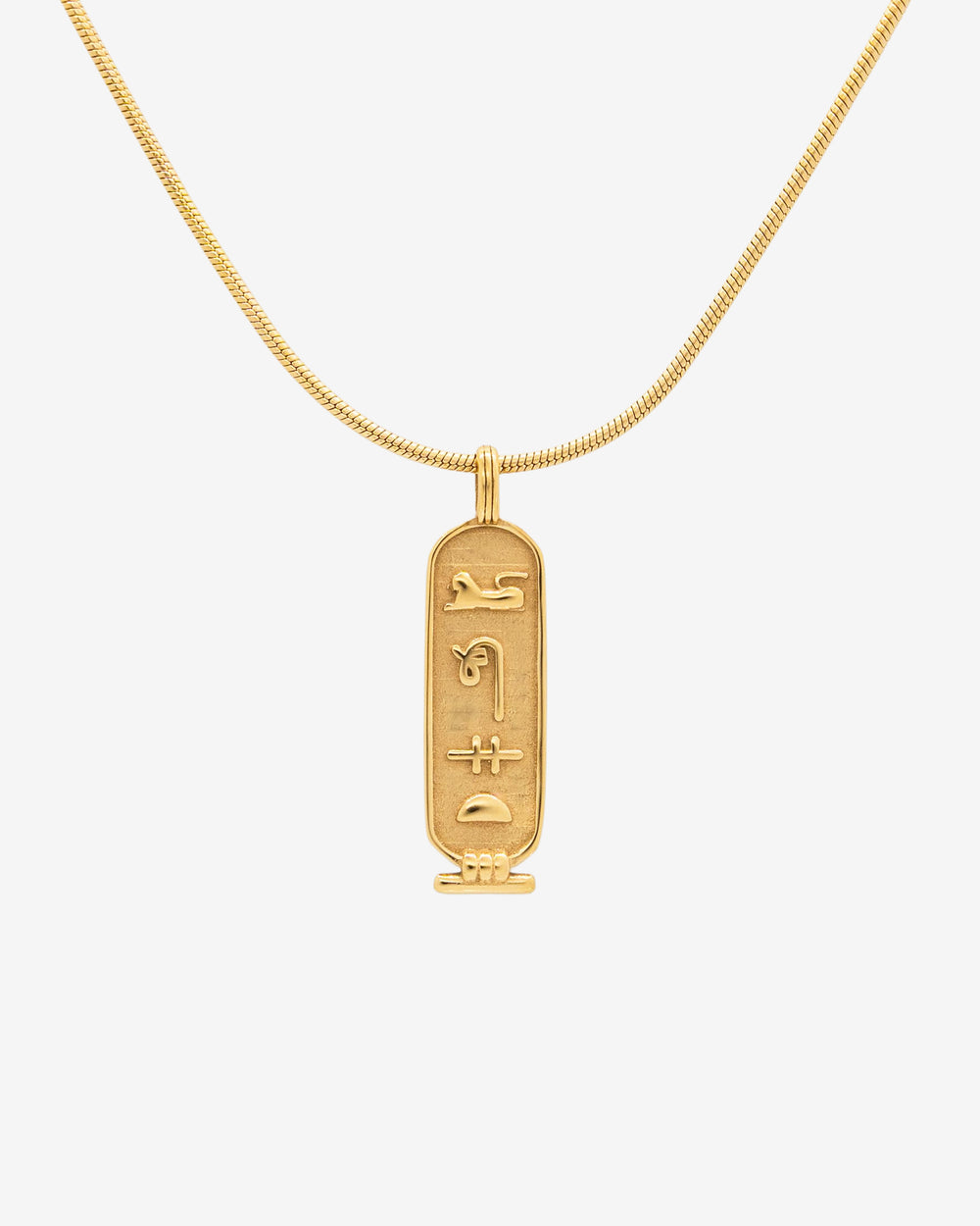 Primer plano del collar dorado Luxor con cadena curvada y colgante rectangular grabado con jeroglíficos