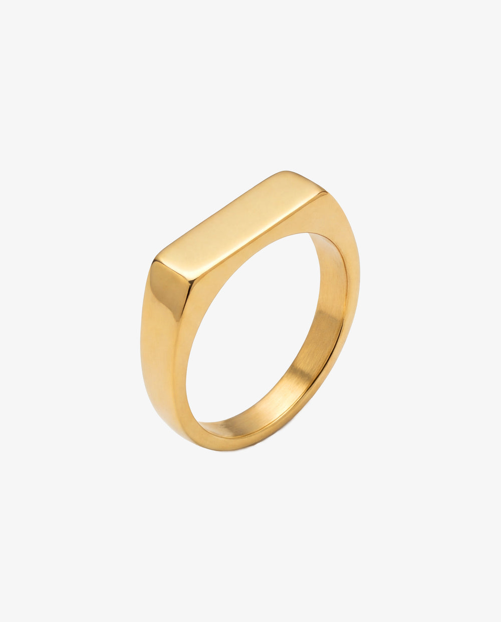 Pulsera de cadena dorada en la muñeca con anillo dorado a juego en el dedo.