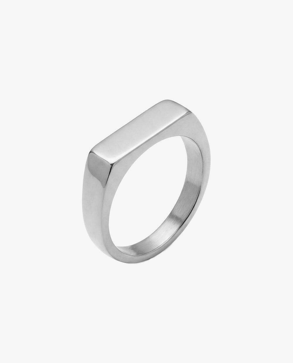 Anillo plateado MILO de líneas limpias y minimalistas en la mano de un hombre