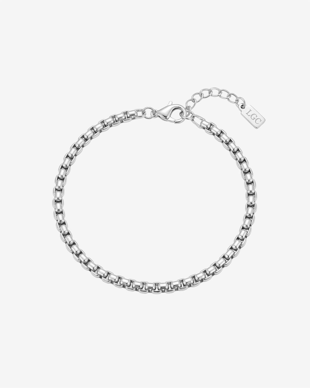 Primer plano de la pulsera plateada NOIR con cadena fina de 4 mm de ancho y cierre de mosquetón con pequeña chapa