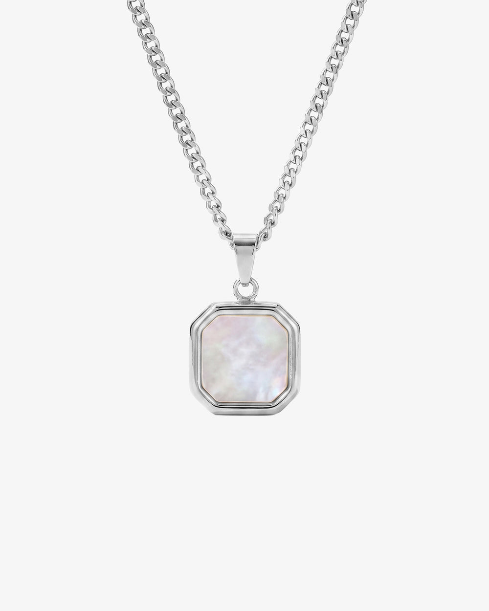 Primer plano del colgante del collar plateado NOVA con piedra de nácar iridiscente en marco geométrico plateado