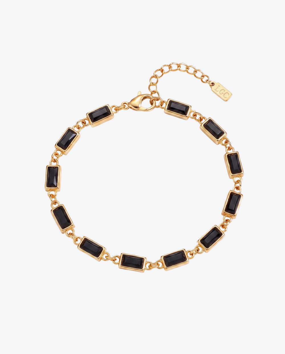 Pulsera dorada con piedras rectangulares negras enlazadas en una cadena
