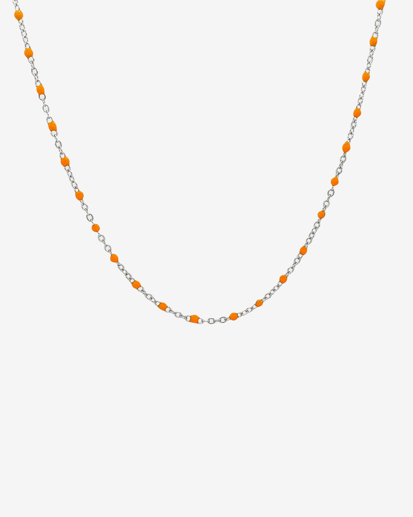 Collar de cadena plateada con cuentas naranjas espaciadas uniformemente sobre fondo blanco