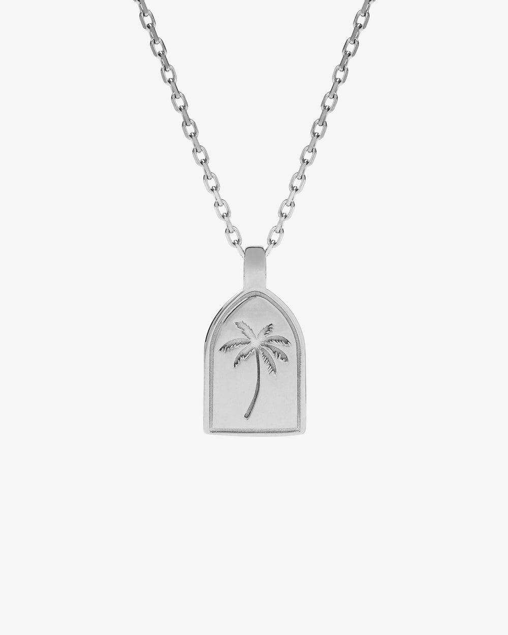 Collar plateado Palm con colgante de palmera sobre camisa negra; cadena de 50 cm más 5 cm ajustables