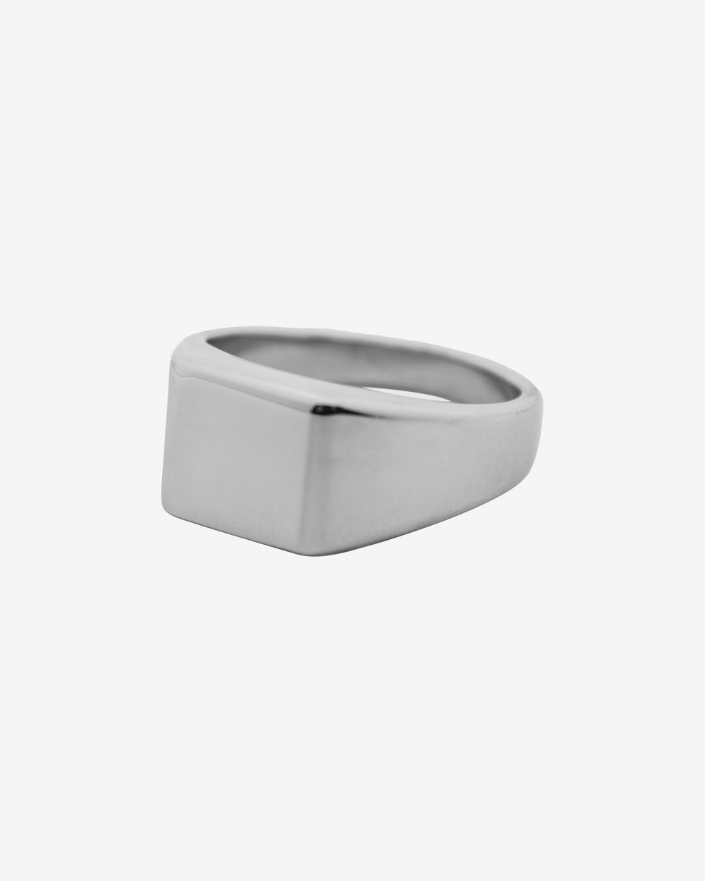 Anillo plateado PRISM en primer plano con perfil facetado y afilado sobre fondo pálido