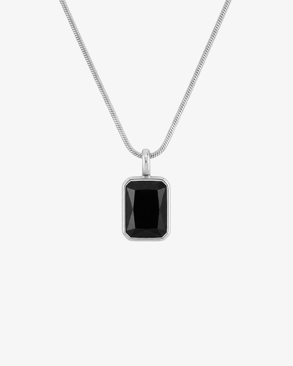 SOLSTICE SILVER NECKLACE cadena plateada con gran colgante rectangular de gema negra