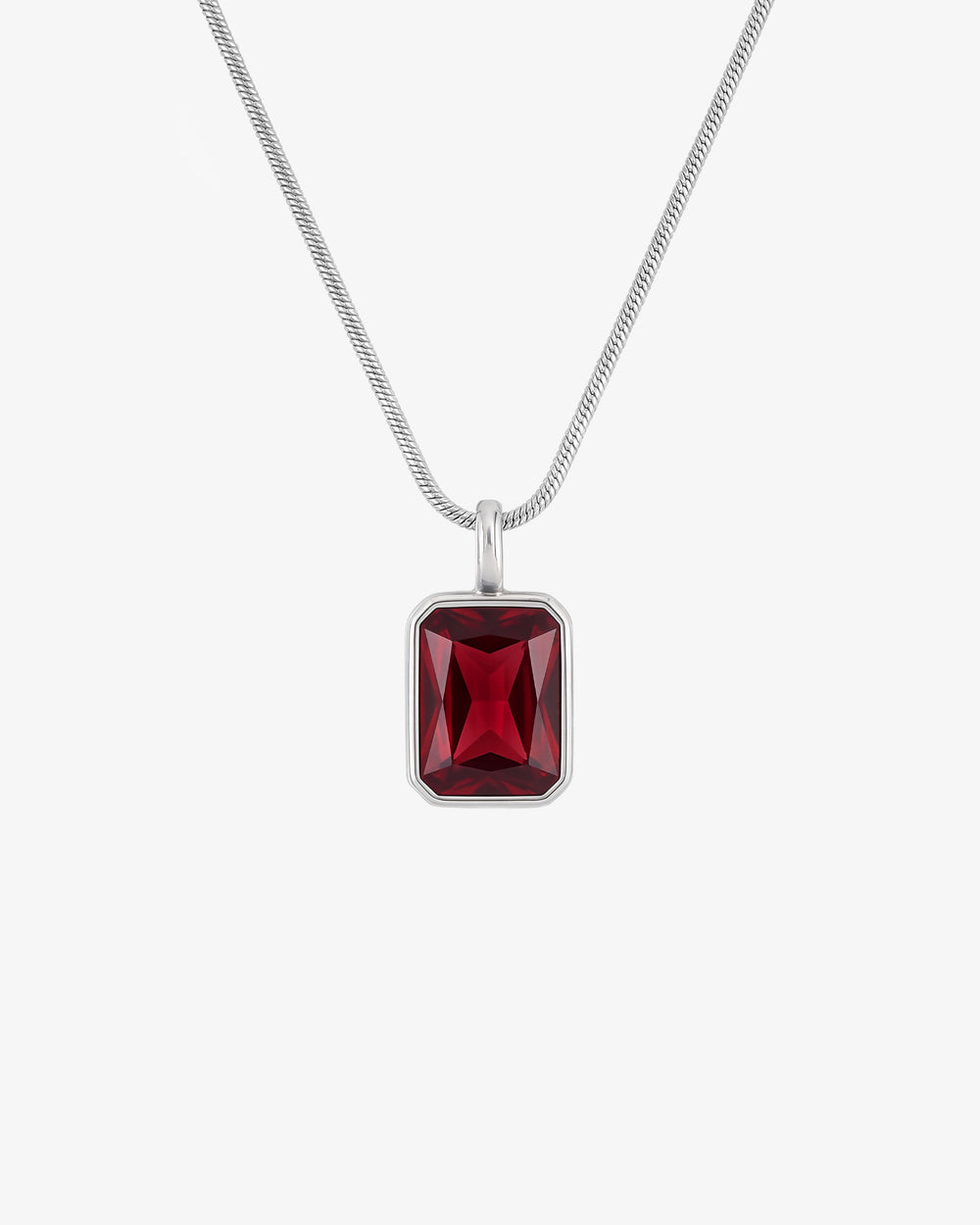 Collar plateado Solstice con colgante rectangular de gema roja en cadena plateada sobre fondo blanco