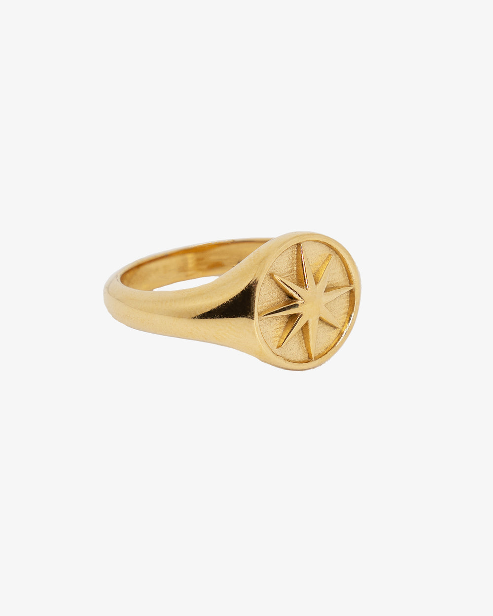 Anillo dorado de estrella en el dedo en un plano cercano de la mano