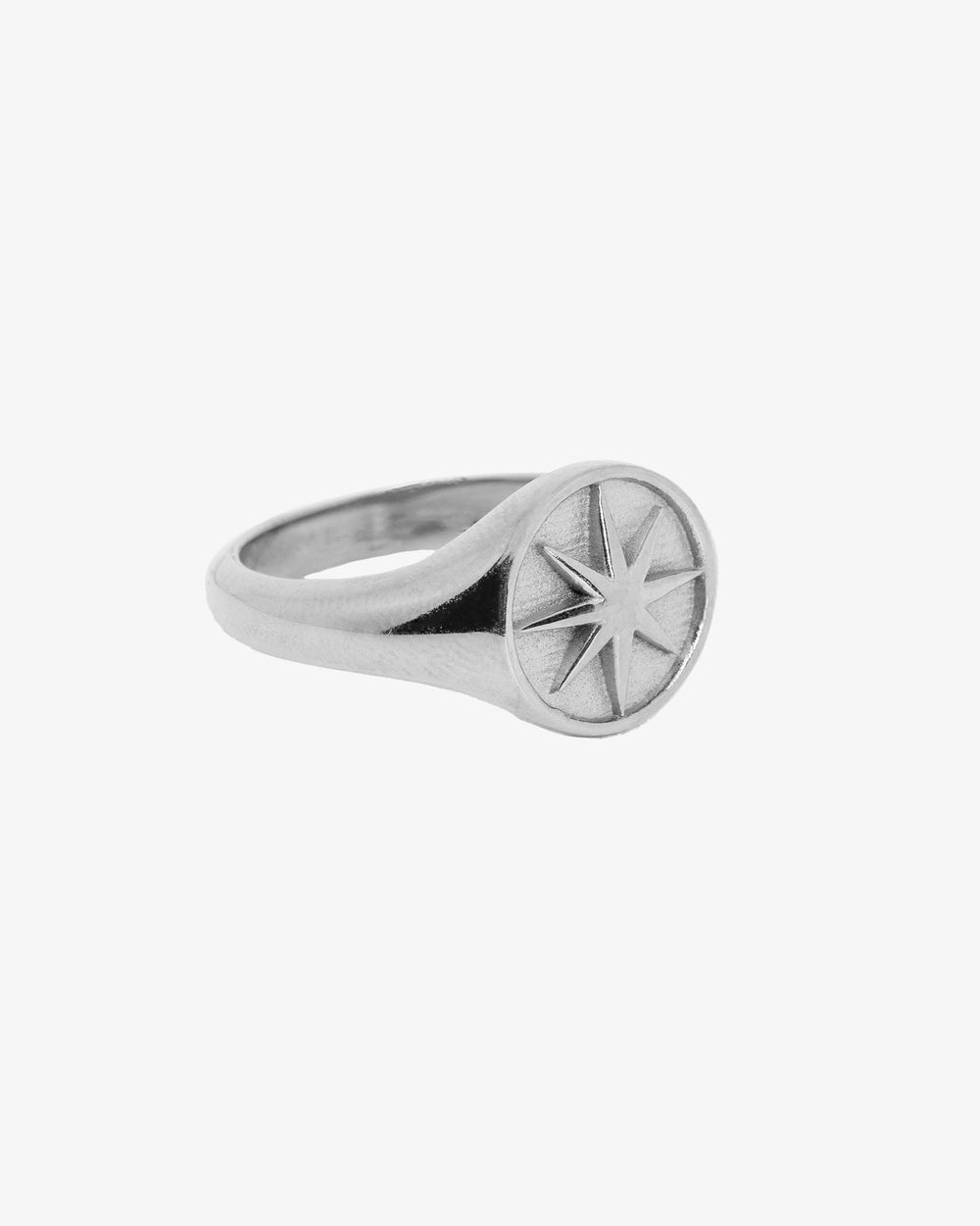 Anillo plateado Star con motivo minimalista de estrella en la parte superior en el dedo