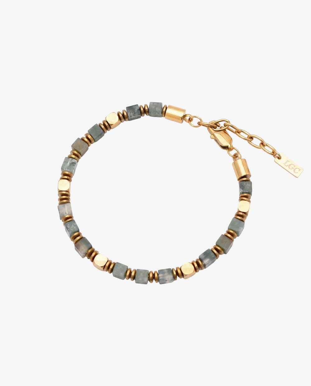 Primer plano de pulsera de ágata musgo y hematita con separadores dorados sobre una muñeca