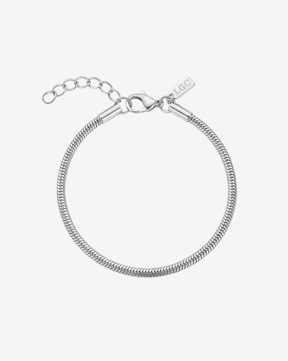 Primer plano de una pulsera plateada Sunset mostrando cadena ajustable y chapa LGC