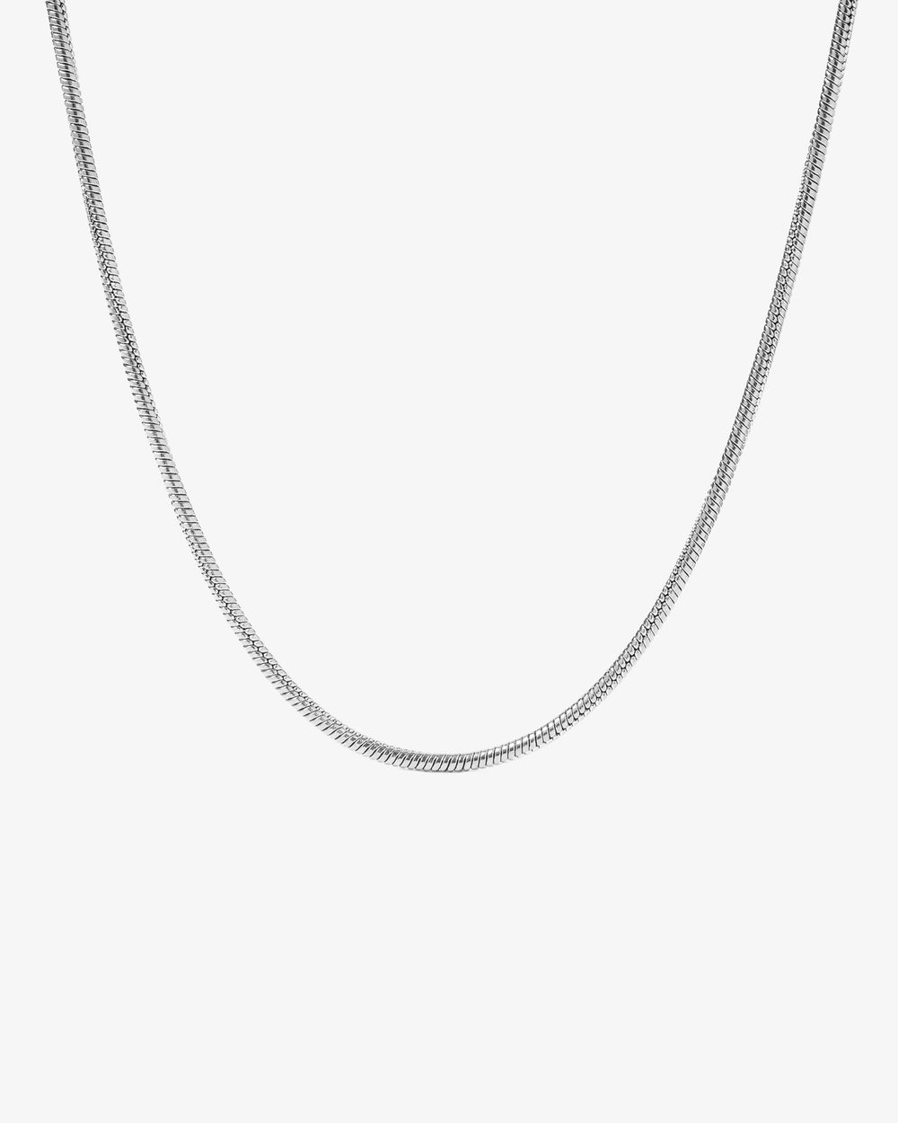 Collar de cadena plateada de 2 mm de ancho sobre fondo blanco