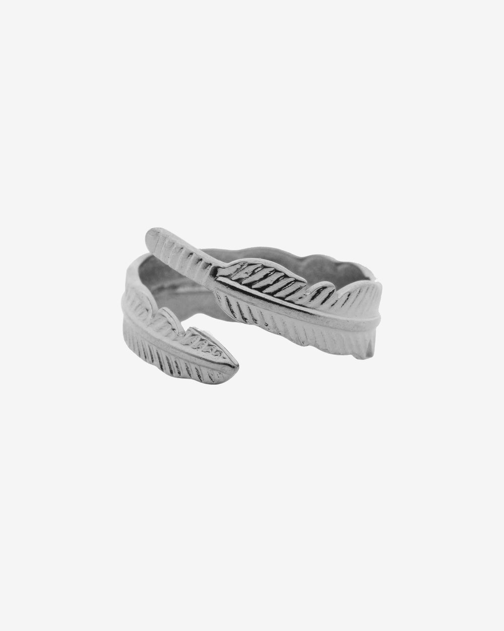 Primer plano de una pulsera plateada de cuerda trenzada en una muñeca tatuada